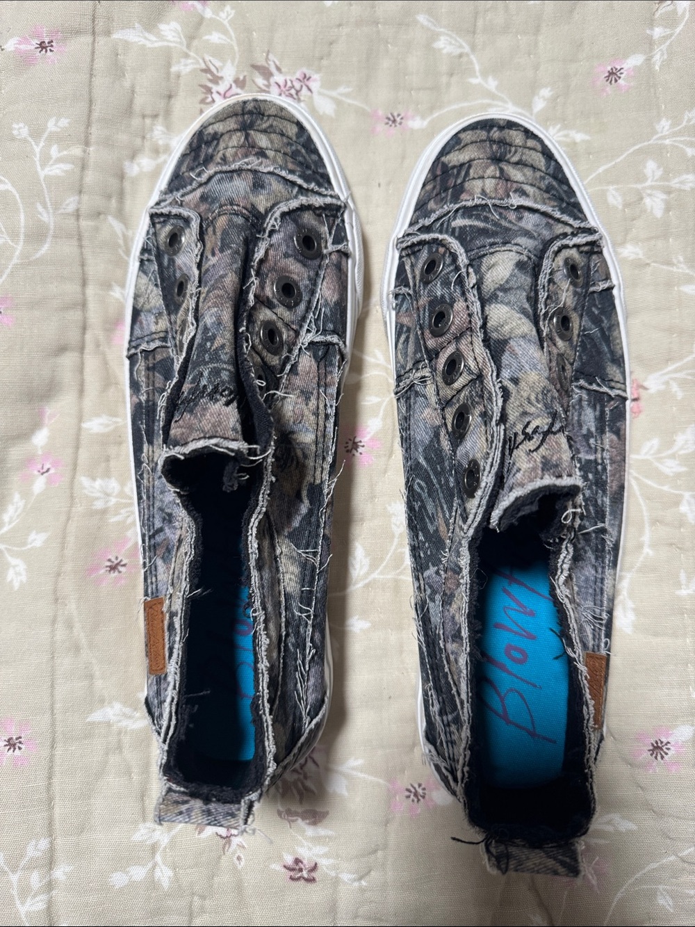 Casual Slip-On Distressed Canvas Sneakers in Camouflage